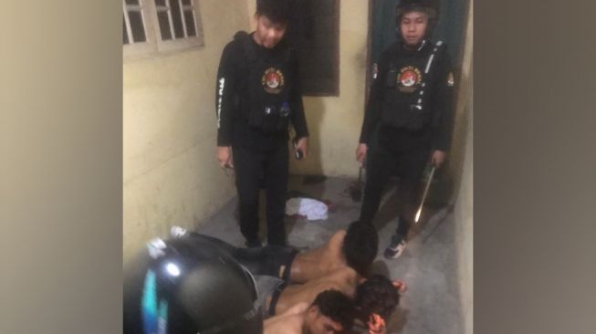 Tim Anti Begal Bubarkan Tawuran di Tembung, 7 Remaja Bersenjata Clurit-Mercon Ditangkap