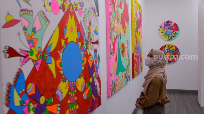 Pengunjung mengamati karya seni rupa karya Daniel Kho dalam pameran yang bertajuk Castaneda Factor di Galeri Jagad, Menteng, Jakarta, Minggu (23/7/2023). [Suara.com/Alfian Winanto]
