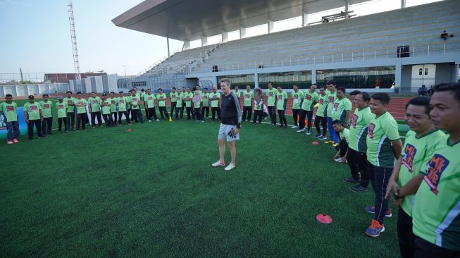 Timo Scheunemann yang merupakan pelatih berlisensi UEFA A tersebut berbagi pangalaman dan materi diantaranya seputar penguasaan bola atau ball mastery, dribbling, passing, taktik menyerang dan bertahan, hingga program latihan sesuai standar Sekolah Sepak Bola (SSB) di Supersoccer Arena, Rendeng, Kudus, Jawa Tengah. [Djarum Foundation]