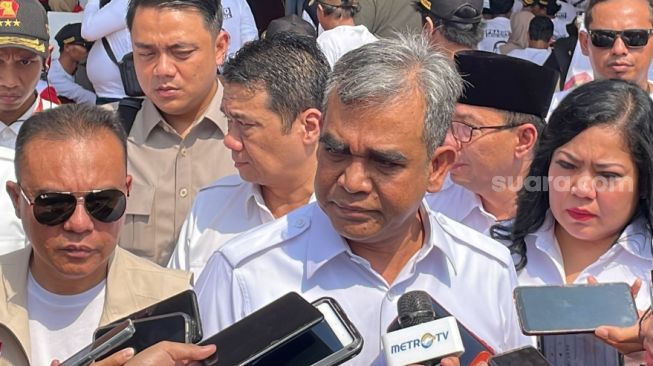 Sekjen Gerindra Ahmad Muzani memastikan Prabowo bakal hadir di Harlah ke-25 PKB di Solo hari ini, Minggu (23/7/2023). (Suara.com/Novian)