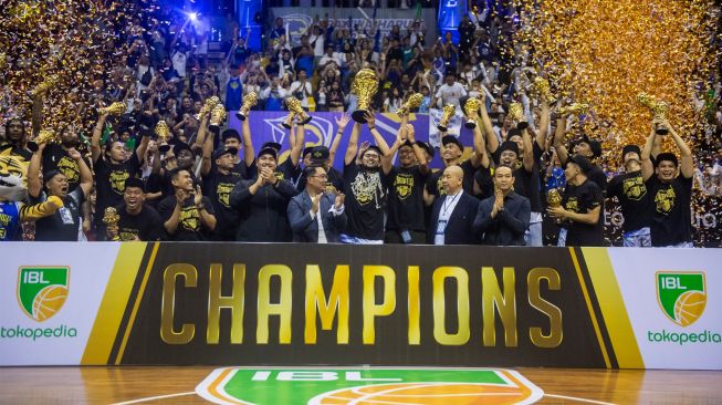 Tim Basket Prawira Harum Bandung mengangkat tropi IBL 2023 disaksikan Menteri Pemuda dan Olahraga Dito Ariotedjo (kelima kiri) dan Gubernur Jawa Barat Ridwan Kamil (keenam kiri) seusai Final Indonesia Basket League (IBL) 2023 di GOR C-Tra Arena, Bandung, Jawa Barat, Sabtu (22/7/2023).[ANTARA FOTO/M Agung Rajasa]