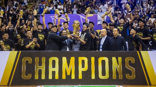 Menteri Pemuda dan Olahraga Dito Ariotedjo (kelima kiri) dan Gubernur Jawa Barat Ridwan Kamil (keenam kiri) memberikan tropi IBL 2023 kepada pebasket Prawira Harum Bandung M Reza F Guntara (tengah) seusai Final Indonesia Basket League (IBL) 2023 di GOR C-Tra Arena, Bandung, Jawa Barat, Sabtu (22/7/2023). [ANTARA FOTO/M Agung Rajasa]
