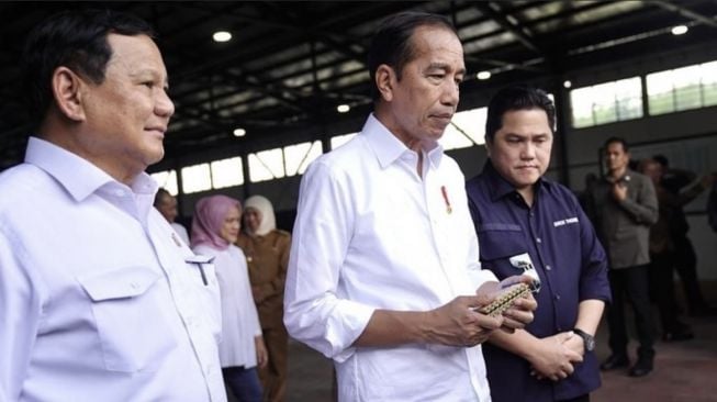 Presiden Jokowi,Menteri Pertahanan (Menhan) Prabowo Subianto dan Menteri BUMN Erick Thohir saat berkunjung ke PT Pindad (Persero), Malang, Jawa TImur, Senin (24/7/2023). (IG @/erickthohir)