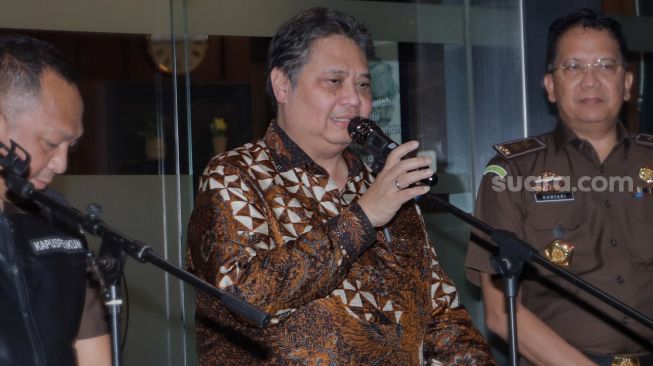 Menteri Koordinator Bidang Perekonomian Airlangga Hartarto (tengah) memberi pernyataan pers usai menjalani pemeriksaan di Kejaksaan Agung RI, Jakarta, Senin (24/7/2023). [Suara.com/Alfian Winanto]