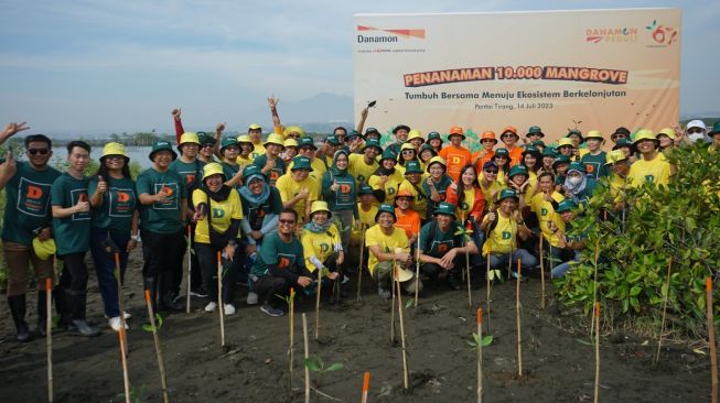 Mengusung Semangat Tumbuh Bersama,  Danamon Tanam 10.000 Pohon Mangrove di Pantai Tirang