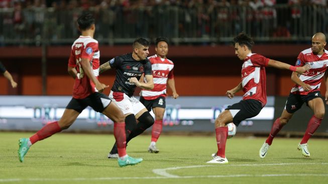 Striker Persis Solo, Fernando Rodiguez melepas tendangan saat melawan Madura United di Stadion Gelora Madura Ratu Pamelingan, Pamekasan, Minggu (23/7/2023). [Dok Persis Solo]