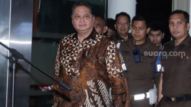 Menteri Koordinator Bidang Perekonomian Airlangga Hartarto (kiri) usai menjalani pemeriksaan di Kejaksaan Agung RI, Jakarta, Senin (24/7/2023). [Suara.com/Alfian Winanto]