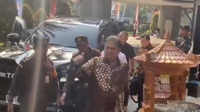 Acungi Jempol saat Penuhi Panggilan Kejagung Terkait Kasus Korupsi CPO, Airlangga: Selamat Pagi