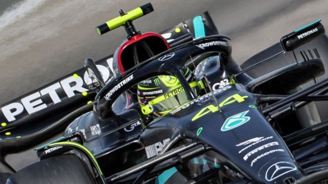 Pebalap pasukan Mercedes Lewis Hamilton menjalani hari kedua tes pramusim Formula 1 di area Sirkuit Internasional Bahrain, Sakhir, hari terakhir pekan (24/2/2023). ANTARA/AFP/Giuseppe Cacace/am.