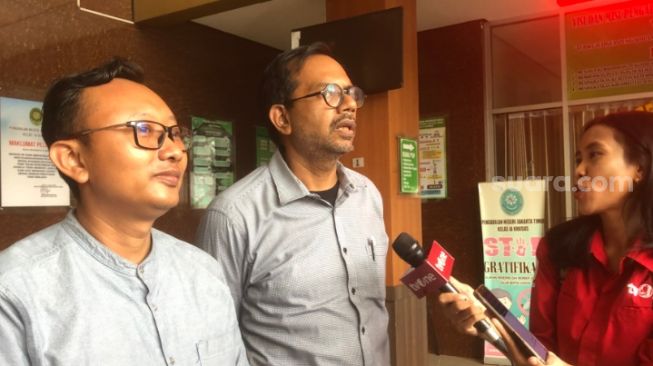 Haris Azhar dan pengacaranya Muhammad Isnur di PN Jakarta Timur, Senin (24/7/2023). (Suara.com/Dea)