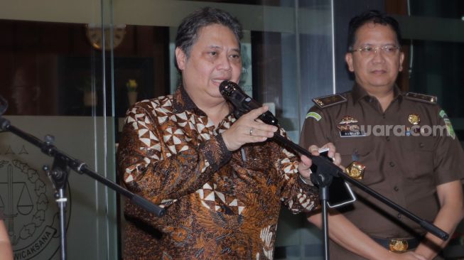 Menteri Koordinator Bidang Perekonomian Airlangga Hartarto (tengah) memberi pernyataan pers usai menjalani pemeriksaan di Kejaksaan Agung RI, Jakarta, Senin (24/7/2023). [Suara.com/Alfian Winanto]