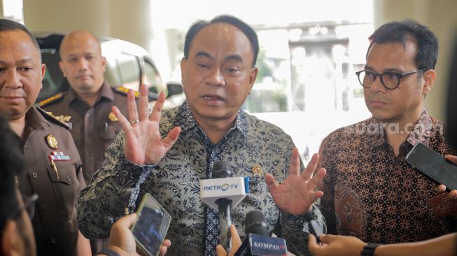 Menteri Komunikasi dan Informatika (Menkominfo) Budi Arie Setiadi memberi pernyataan pers usai menemui Jaksa Agung di Gedung Kejaksaan Agung, Jakarta, Senin (24/7/2023). [Suara.com/Alfian Winanto]