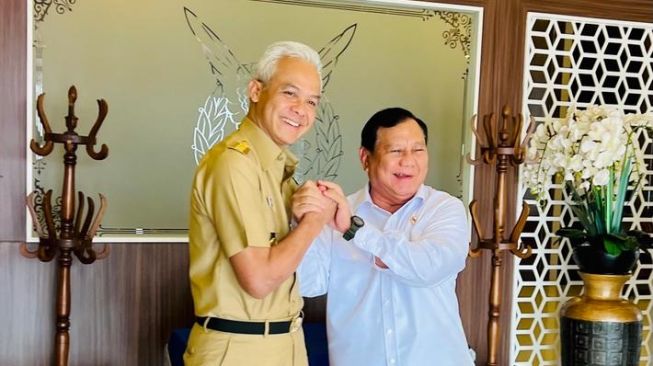 Ngaku Sering Dibuat Kagum, Ganjar Lempar Candaan ke Prabowo: Bapak Pakai Baju Hitam Putih Juga?