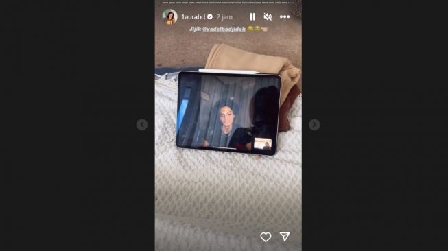 Lolly pamer video call dengan kekasihnya (Instagram/@1aurabd)