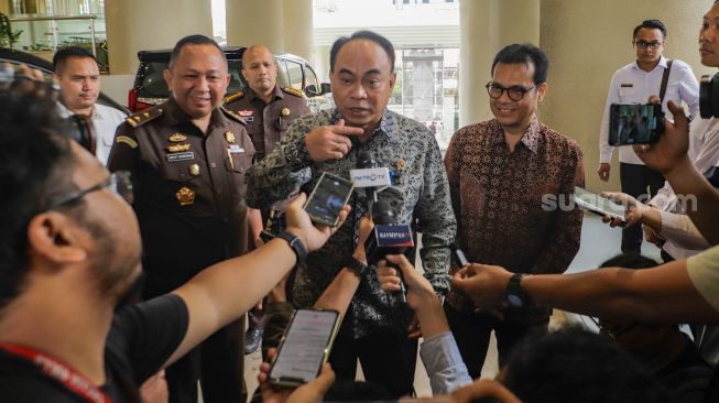 Menteri Komunikasi dan Informatika (Menkominfo) Budi Arie Setiadi memberi pernyataan pers usai menemui Jaksa Agung di Gedung Kejaksaan Agung, Jakarta, Senin (24/7/2023). [Suara.com/Alfian Winanto]