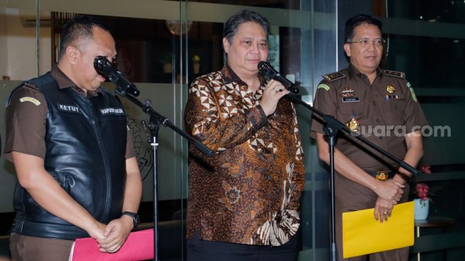 Menteri Koordinator Bidang Perekonomian Airlangga Hartarto (tengah) memberi pernyataan pers usai menjalani pemeriksaan di Kejaksaan Agung RI, Jakarta, Senin (24/7/2023). [Suara.com/Alfian Winanto]