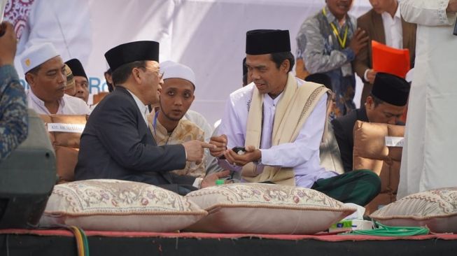 Ustaz Abdul Somad begitu bahagia bertemu idolanya sejak kecil, qori KH Muammar ZA dalam sebuah acara di Bangkalan, Madura. [Instagram]