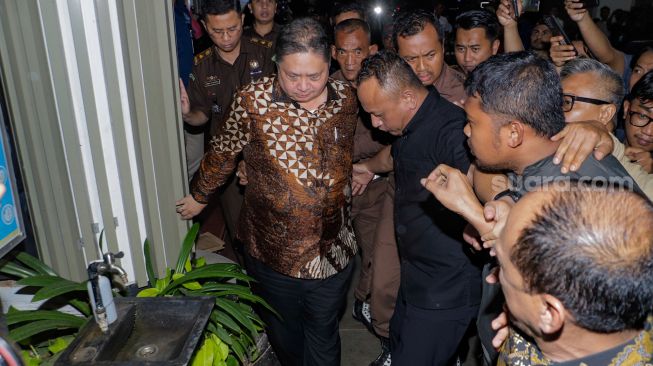 Menteri Koordinator Bidang Perekonomian Airlangga Hartarto (tengah) usai menjalani pemeriksaan di Kejaksaan Agung RI, Jakarta, Senin (24/7/2023). [Suara.com/Alfian Winanto]