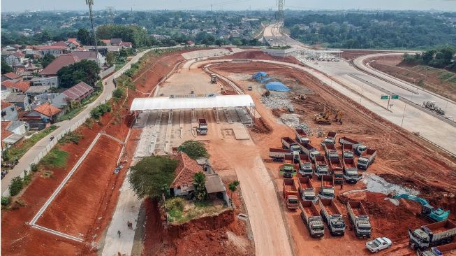 Belum Digusur, Penampakan Rumah di Tengah Proyek Jalan Tol Cijago Seksi 3B