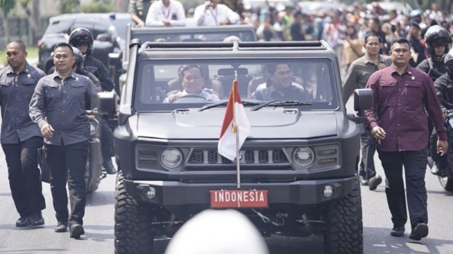 Presiden Jokowi beserta Ibu Negara Iriana Jokowi menjadi penumpang kendaraan operasional Maung yang disopiri Menteri Pertahanan (Menhan) Prabowo Subianto dan Menteri BUMN Erick Thohir saat berkunjung ke PT Pindad (Persero), Malang, Jawa TImur, Senin (24/7/2023). (IG @/erickthohir)