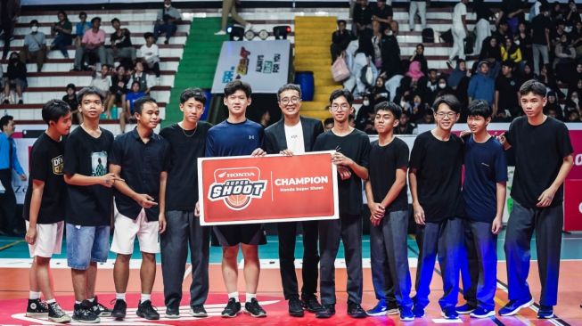 Opening West Region Honda DBL 2023, pertandingan perdana tim basket putra SMA Bunda Hati Kudus melawan SMA Cinta Kasih Tzu Chi berhasil mencetak poin 24 – 30 untuk SMA Cinta Kasih Tzu Chi [Wahana].