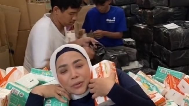 Potret Muzdalifah Jualan Sabun dan Tisu (TikTok/@muzdalifahnurahma)