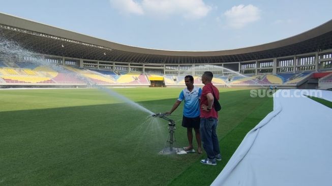 Ironi Stadion Manahan: Rutin Perawatan Rumput, Tapi Bukan untuk Sepak Bola