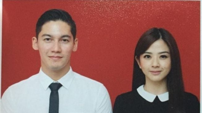 Potret Pas Foto Buku Nikah Artis (Instagram/@frandaaa87)