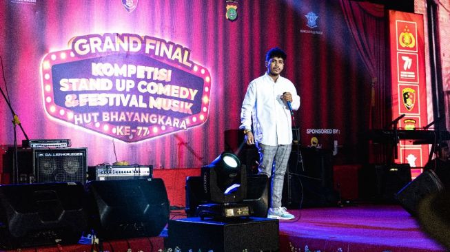 Benediktus Fasak alias Bens saat tampil di ajang Kompetisi Standup Comedy dan Festival Musik memperingati HUT Bhayangkara ke-77 pada 23 Juli 2023 di Mall Lippo Kemang, Jakarta Selatan. [dokumentasi pribadi]