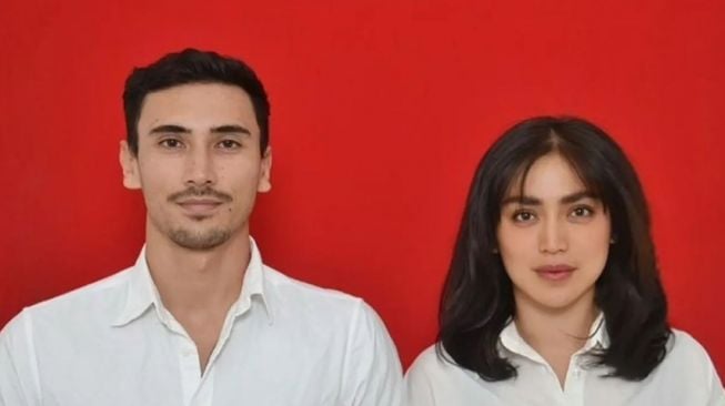 Potret Pas Foto Buku Nikah Artis (Instagram/@inijedar)