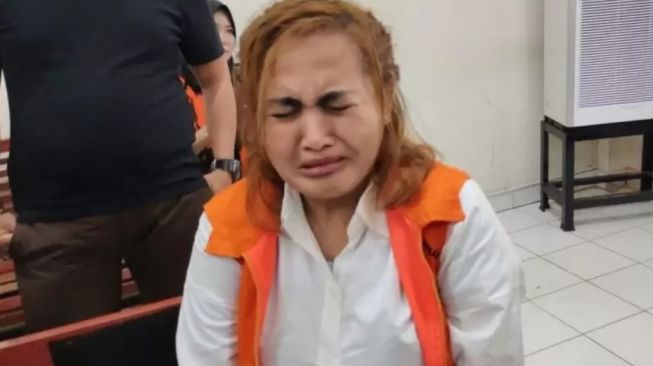 Selebriti Lina Mukherjee menangis di ruang sidang PN Palembang [sumselupdate]