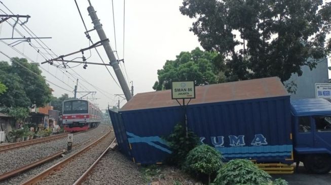 Truk Tabrak Tiang Listrik Aliran Atas di Jaksel, Perjalanan KRL Arah Tanah Abang Terganggu