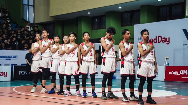 Tim basket putra SMA Bunda Hati Kudus melawan SMA Cinta Kasih Tzu Chi [Wahana].