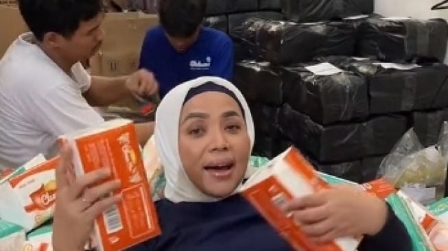 Potret Muzdalifah Jualan Sabun dan Tisu (TikTok/@muzdalifahnurahma)