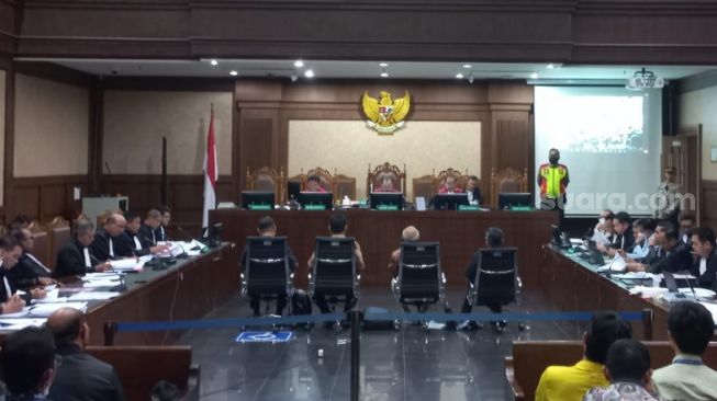 Proyek BTS 4G Belum Rampung Tapi Perusahaan Sudah Terima Anggaran 100 Persen Bikin Hakim Kaget : Nah!