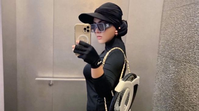 Potret Syahrini Main Tenis (Instagram)