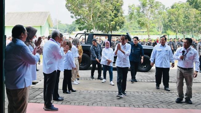 Presiden Joko Widodo bersama Ibu Negara Iriana Joko Widodo didampingi Menhan Prabowo Subianto dan Menteri BUMN Erick Thohir usai mencoba kendaraan taktis Maung 4x4 di kompleks PT Pindad (Persero), Malang, Jawa Timur, Senin (24/7/2023).  [Foto: Laily Rachev - Biro Pers Sekretariat Presiden]