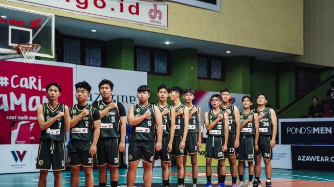 Tim basket putra SMA Cinta Kasih Tzu Chi melawan SMA Bunda Hati Kudus [Wahana].