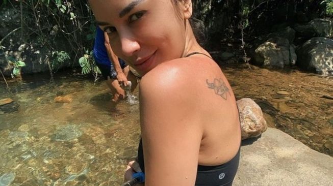 Artis Cewek Punya Tato di Bagian Sensitif (Instagram/@sophia_latjuba88)