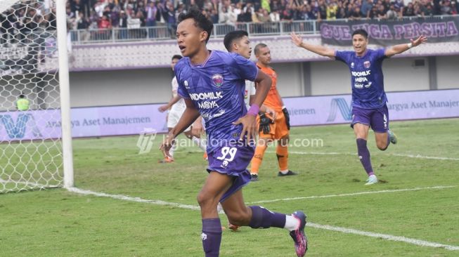 Pemain Persita Tangerang, Esal Sahrul, melakukan selebrasi saat melawan Persija Jakarta pada laga BRI Liga 1. (Foto: Liga Indonesia Baru) 