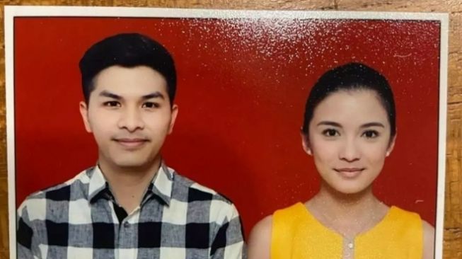 Potret Pas Foto Buku Nikah Artis (Instagram/@chelseaoliviaa)