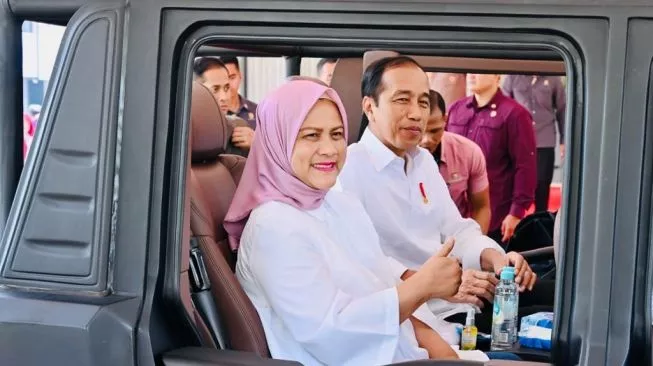 Momen Iriana Jokowi Gandeng Tangan Paspampres Jadi Sorotan, Netizen  Terharu: Mirip Ibu dan Anak