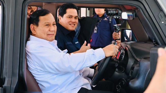 Menhan Prabowo Subianto dan Menteri BUMN Erick Thohir mencoba kendaraan taktis Maung 4x4 di kompleks PT Pindad (Persero), Malang, Jawa Timur, Senin (24/7/2023). [Foto: Laily Rachev - Biro Pers Sekretariat Presiden]