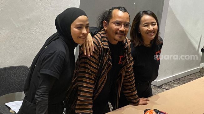 Band Kotak yang beranggotakan Tantri, Cella, dan Chua menggelar jumpa pers terkait menanggapi somasi yang dilayangkan Posan Tobing, di kawasan MH Thamrin, Jakarta Pusat, Rabu (26/7/2023). [Tiara Rosana/Suara.com]