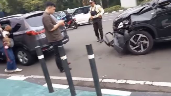 Dua Mobil Terlibat Tabrakan di Jalan Asia Afrika Senayan, Pemicunya Diduga Gegara Ulah Pesepeda