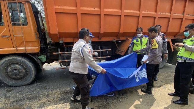 Tragis! Pasutri Tewas Terlindas Truk Kontainer di Dekat Sekolah