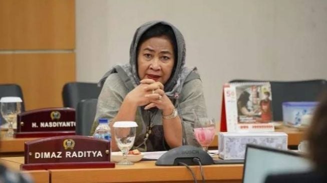 Anggota DPRD DKI Jakarta dari Fraksi PDIP Cinta Mega bikin heboh lantaran diduga asyik bermain game judi slot saat menghadiri Rapat Paripurna DKI Jakarta yang digelar Kamis (20/7/2023). (Instagram/@cinta.megaa)