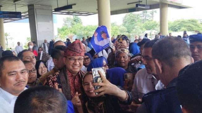 Disambut Teriakan 'Presiden Kita', Anies Tiba Di Jambi Hadiri Rakernas Apdesi