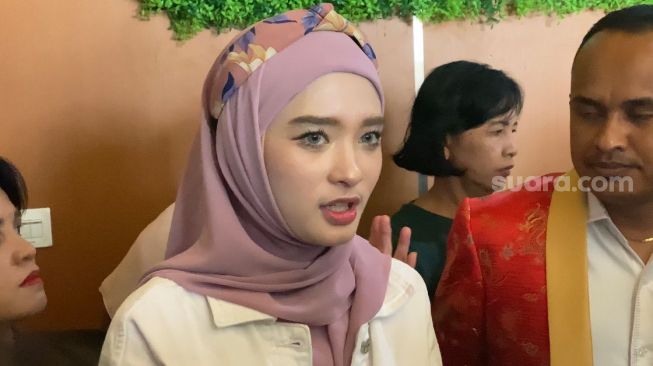 Inara Rusli kembali menjalani sidang cerai di Pengadilan Agama Jakarta Barat, Rabu (26/7/2023). [Tiara Rosana/Suara.com]