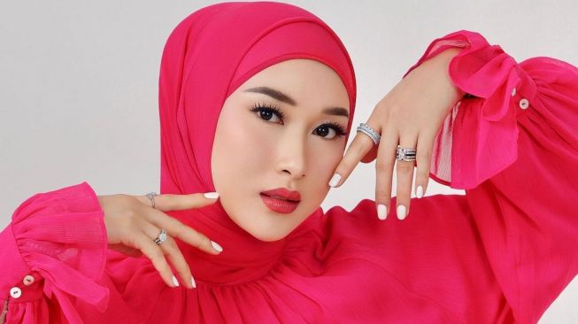 Hijrah dan Kini Berhijab, Shella O Tetap Mantap Jadi Penyanyi